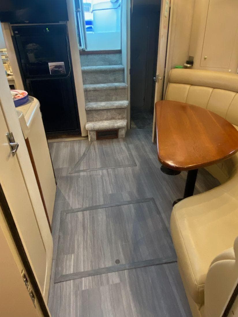 2000 Cruisers Yachts 4270 Express — Nashville, TN (photo 24)