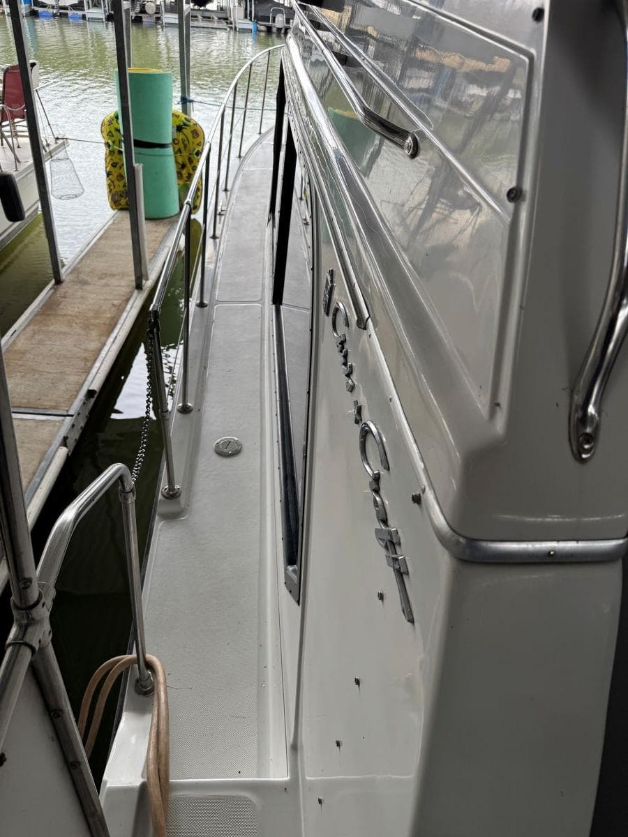 1988 Chris-Craft 426 Catalina — Hendersonville, TN (photo 12)