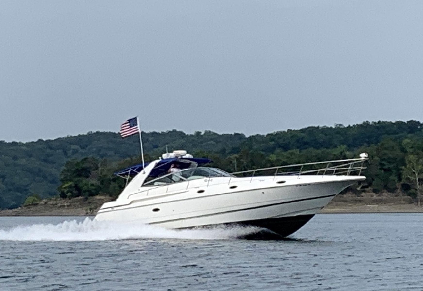2000 Cruisers Yachts 4270 Express — Nashville, TN (photo 3)