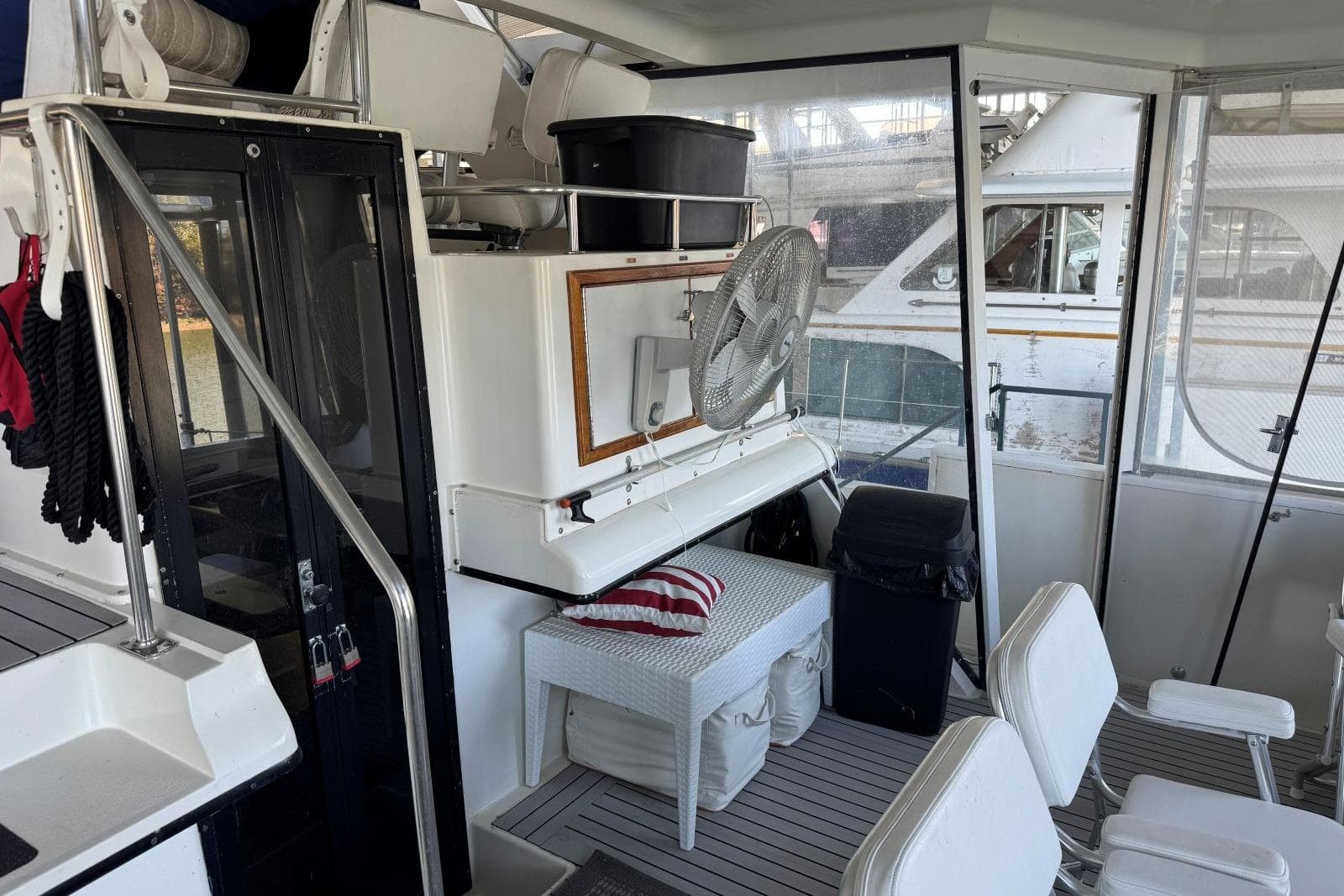 1987 Carver 42 Aft Cabin Motor Yacht — Waverly, TN (photo 10)