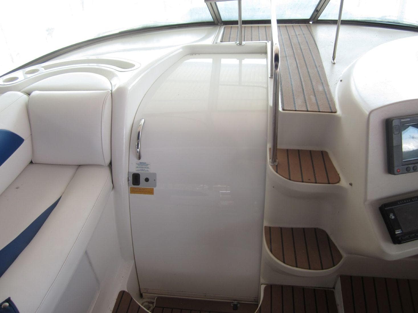 2000 Cruisers Yachts 4270 Express — Nashville, TN (photo 15)