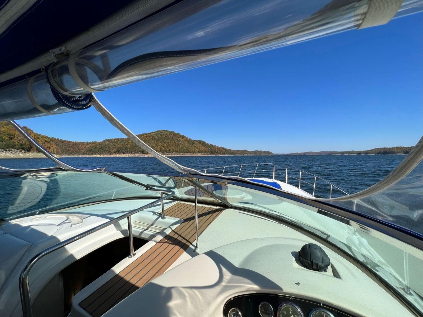 2000 Cruisers Yachts 4270 Express — Nashville, TN (photo 8)