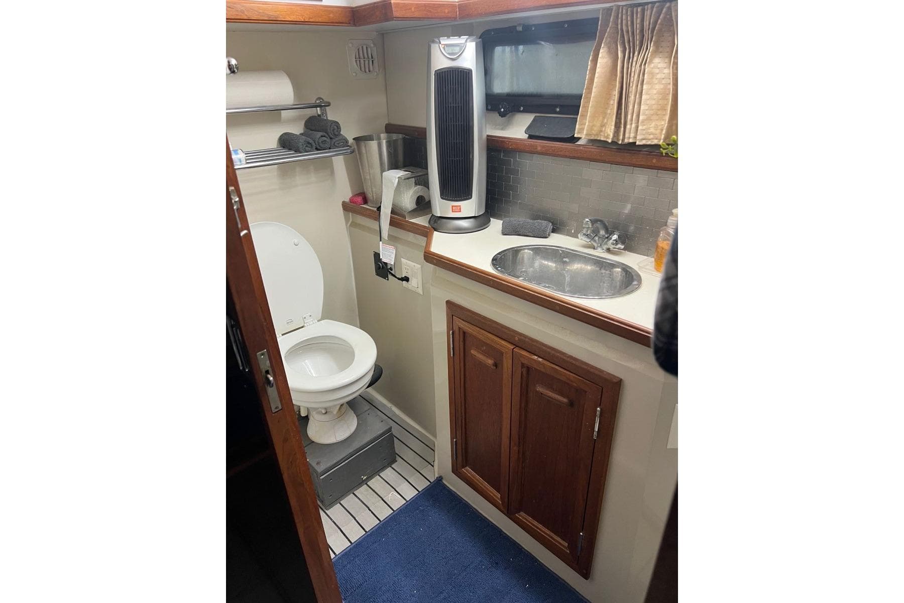 1987 Carver 42 Aft Cabin Motor Yacht — Waverly, TN (photo 45)
