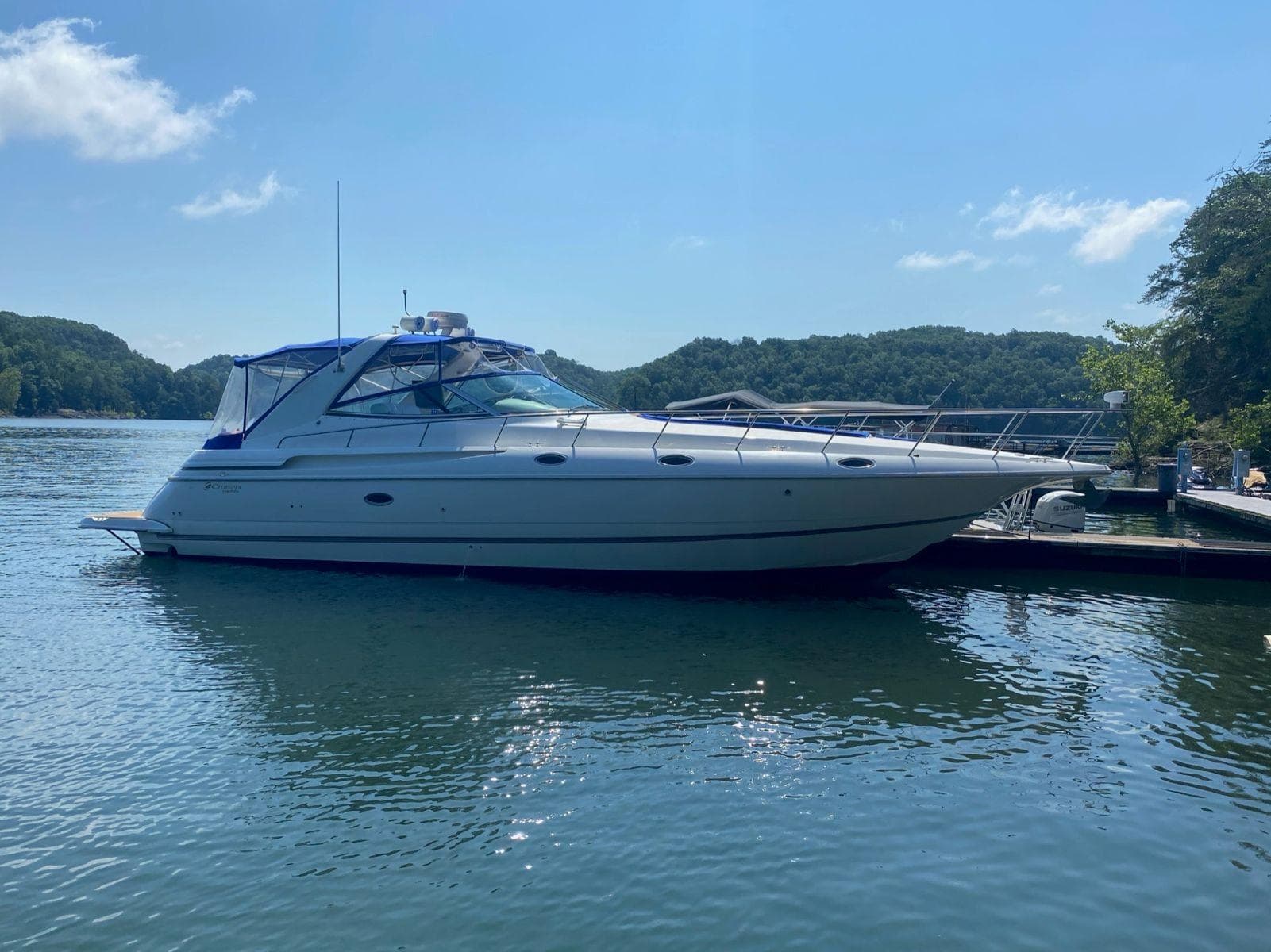 2000 Cruisers Yachts 4270 Express — Nashville, TN (photo 2)