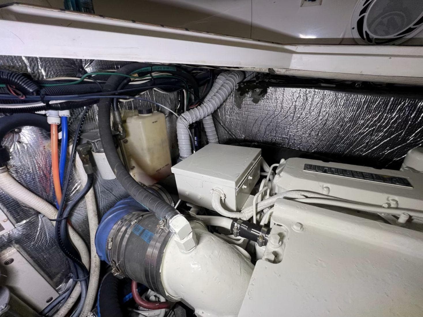2000 Cruisers Yachts 4270 Express — Nashville, TN (photo 46)
