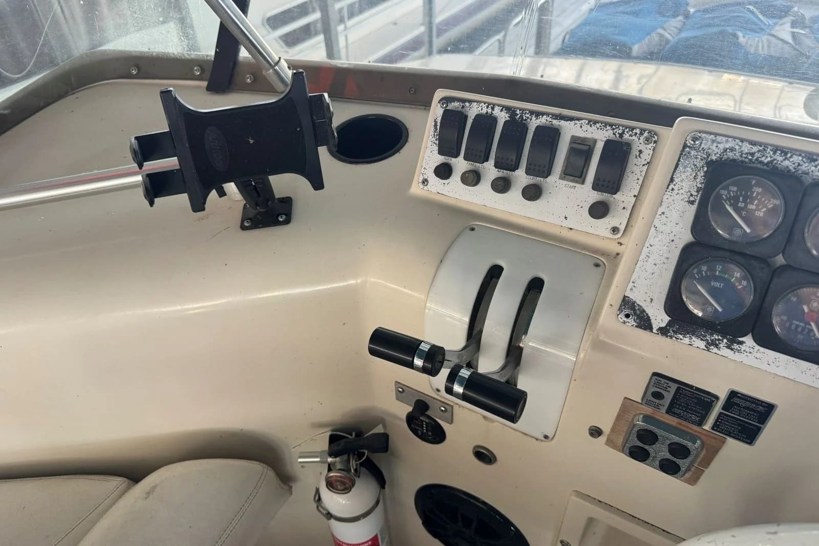 1988 Mainship Mediterranean 35 — Hendersonville, TN (photo 13)