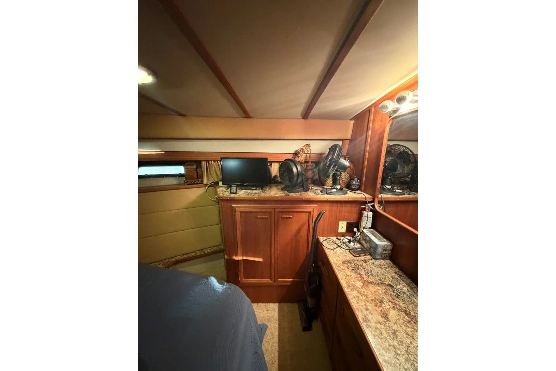 1987 Carver 4207 Aft Cabin Motor Yacht — Aurora, KY (photo 10)