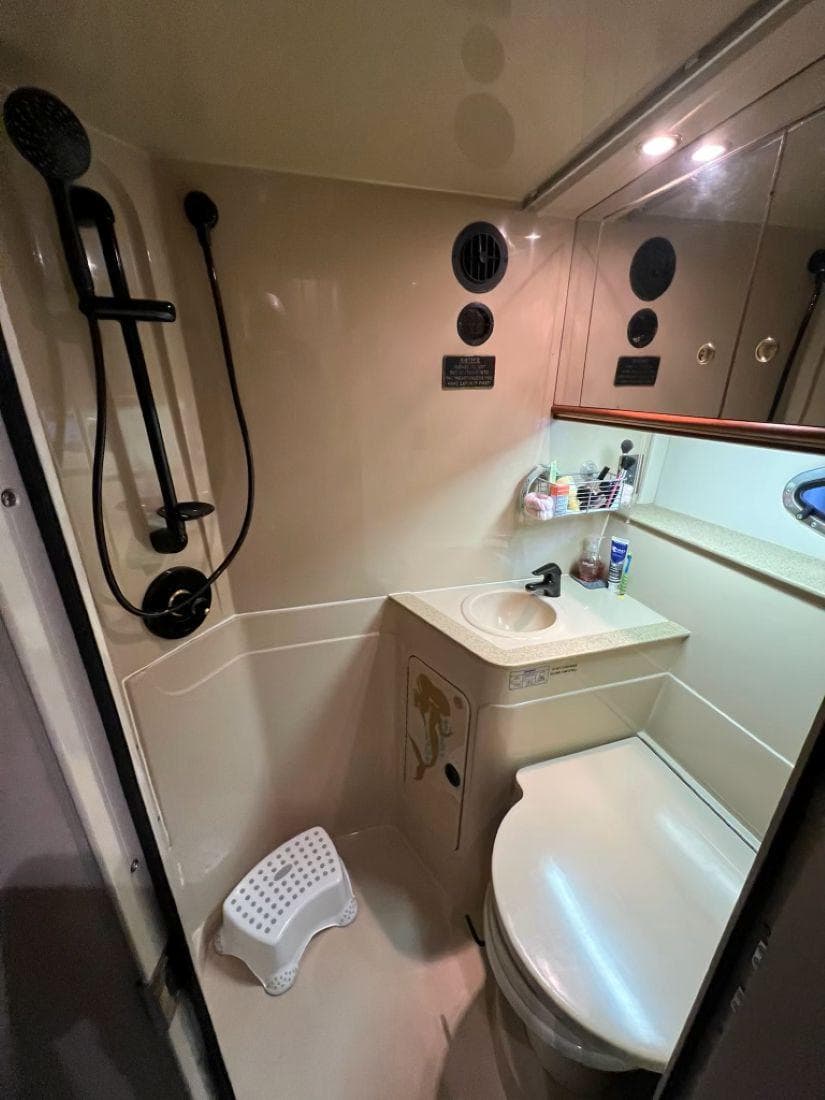 2000 Cruisers Yachts 4270 Express — Nashville, TN (photo 34)