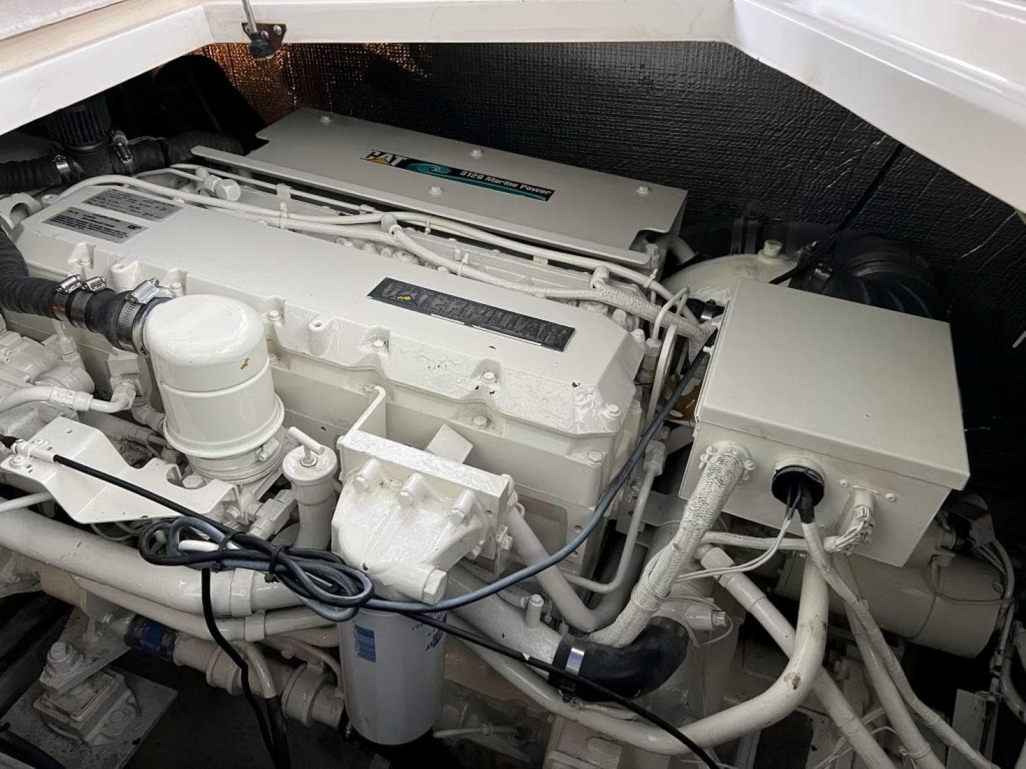 2000 Cruisers Yachts 4270 Express — Nashville, TN (photo 42)