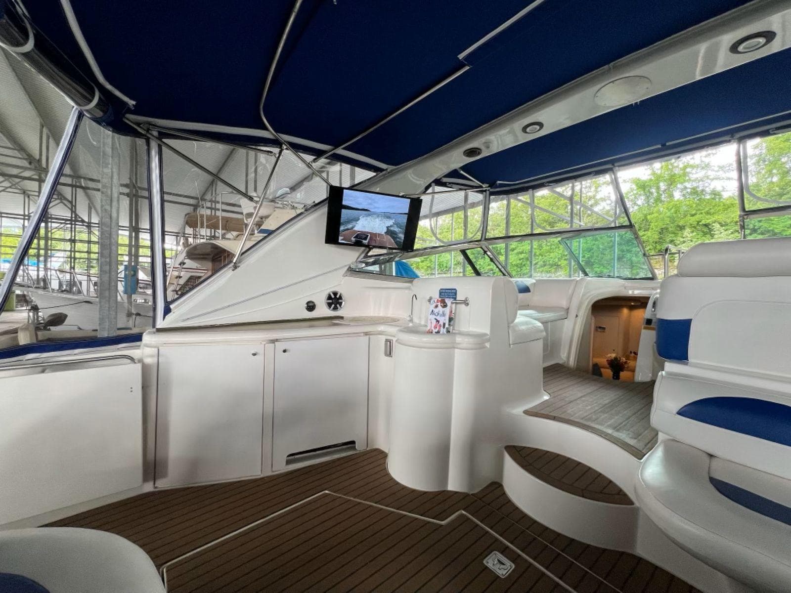 2000 Cruisers Yachts 4270 Express — Nashville, TN (photo 9)