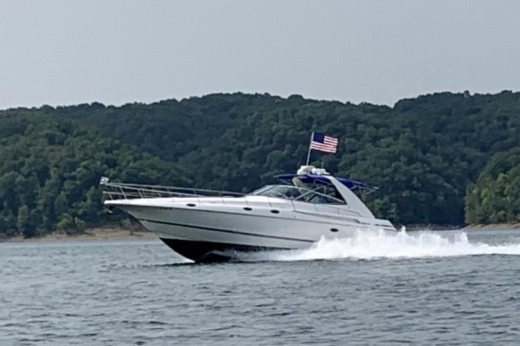 2000 Cruisers Yachts 4270 Express — Nashville, TN (photo 4)