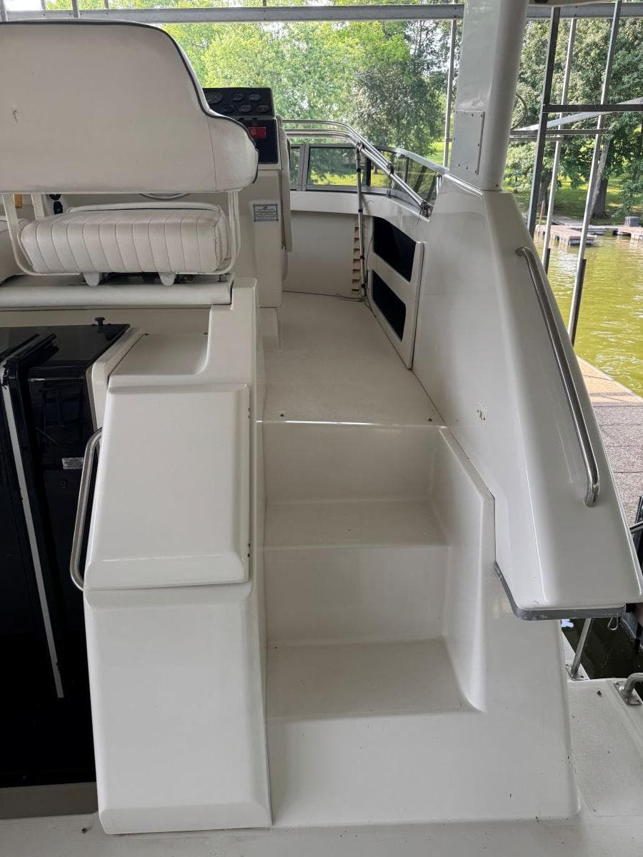 1994 Carver 350 Aft Cabin Motor Yacht — Gallatin, TN (photo 9)