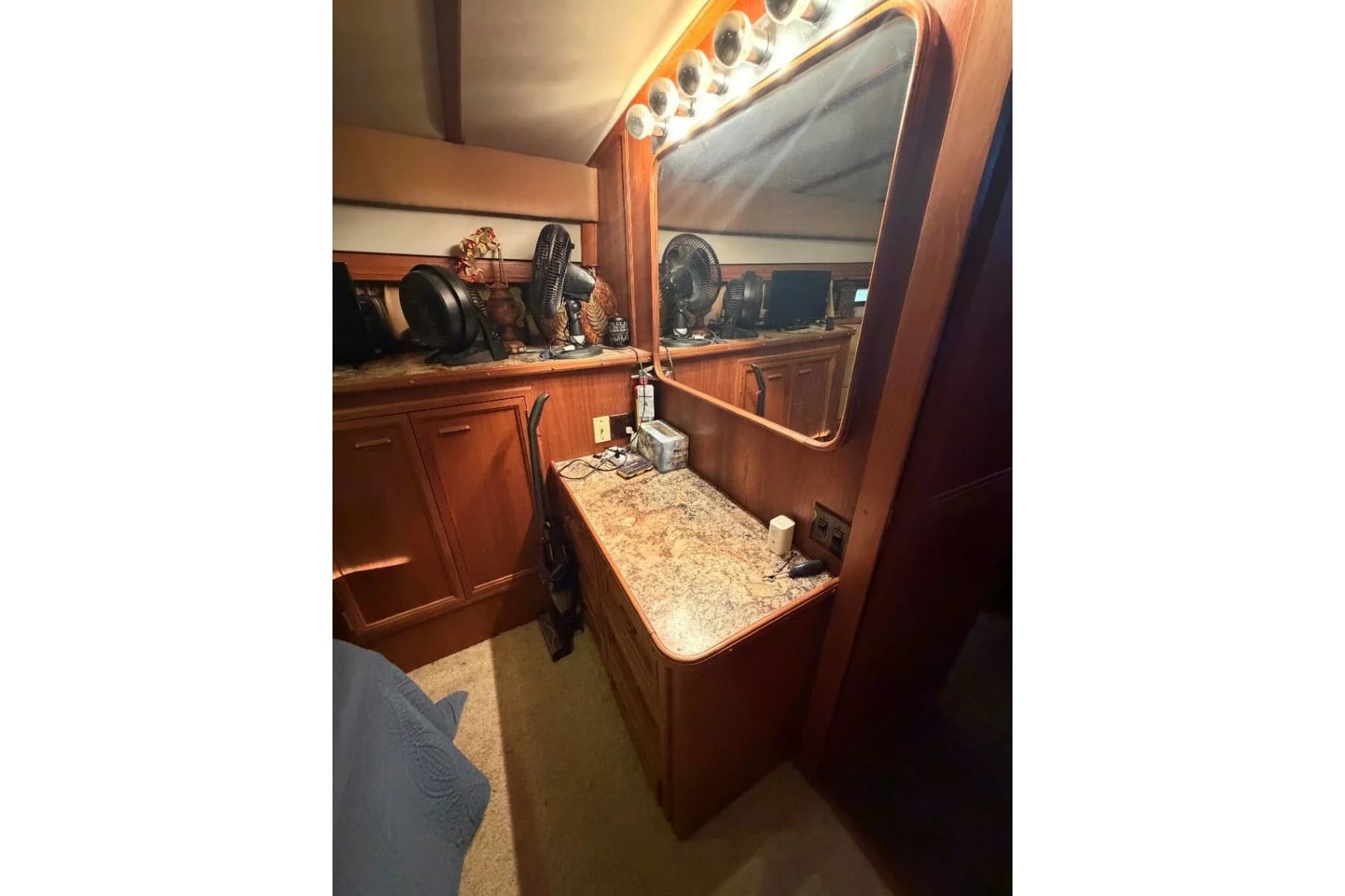 1987 Carver 4207 Aft Cabin Motor Yacht — Aurora, KY (photo 11)