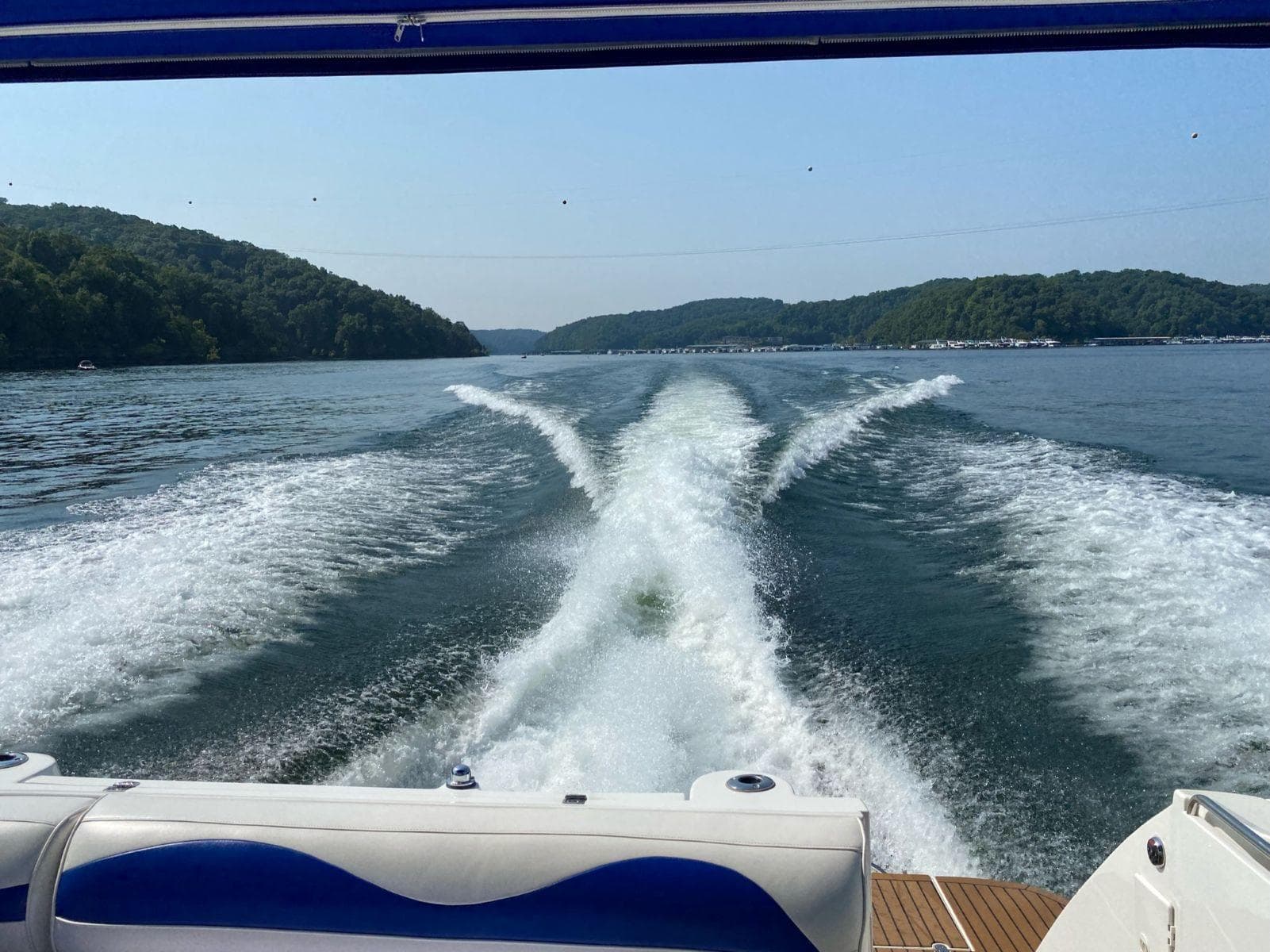 2000 Cruisers Yachts 4270 Express — Nashville, TN (photo 7)