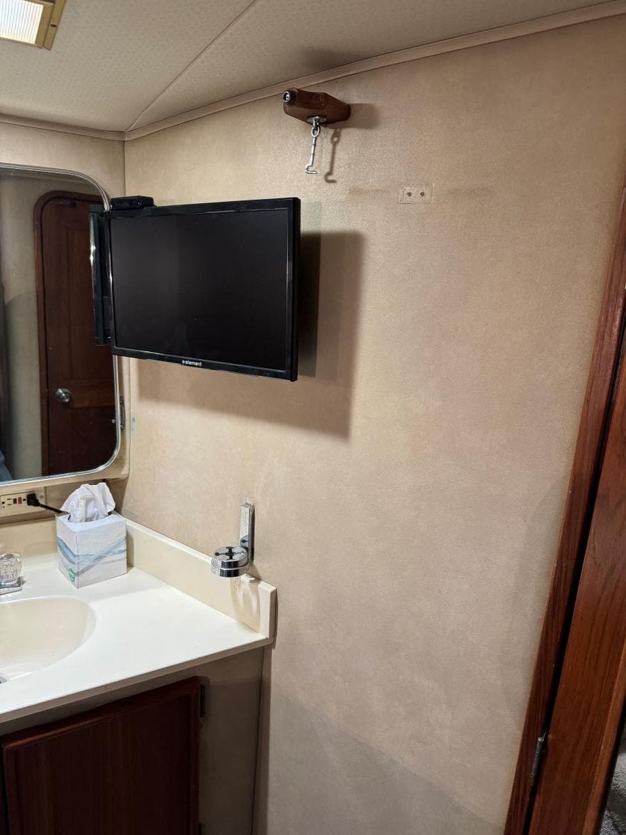 1988 Chris-Craft 426 Catalina — Hendersonville, TN (photo 32)